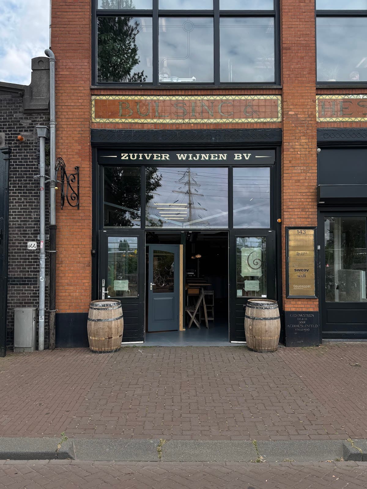 Zuiver Bar — character detail